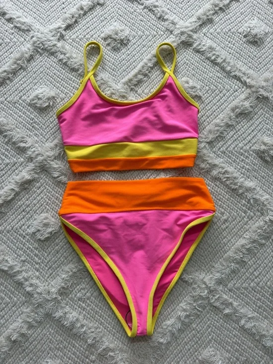 New Beach Riot Bikini Set - Picture 4 of 6